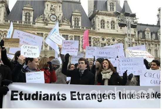 外国学生巴黎市政府门前集会示威反对5·31通函