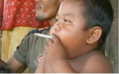 印尼8岁男孩日抽两包烟 政府被批管理失败(图)